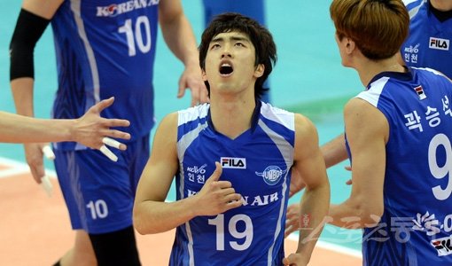 2년여의 방황을 마치고 배구 코트로 복귀한 대한항공 세터 백광언(19번)이 재기를 다짐하고 나섰다. 3일 한국전력전에서 공격을 성공시킨 뒤 환호하는 모습. 수원｜김민성 기자 marineboy@donga.com 트위터 @bluemarine007