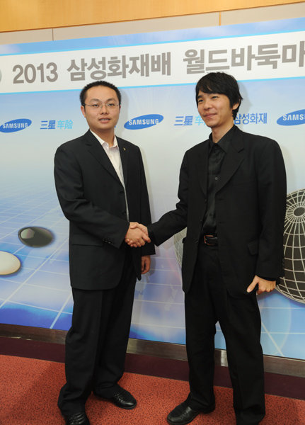 11월 17일 삼성화재배 준결승전에서 승리해 결승진출을 확정지은 이세돌(오른쪽)과 탕 웨이싱이 기념촬영을 하고 있다. 사진제공|한국기원