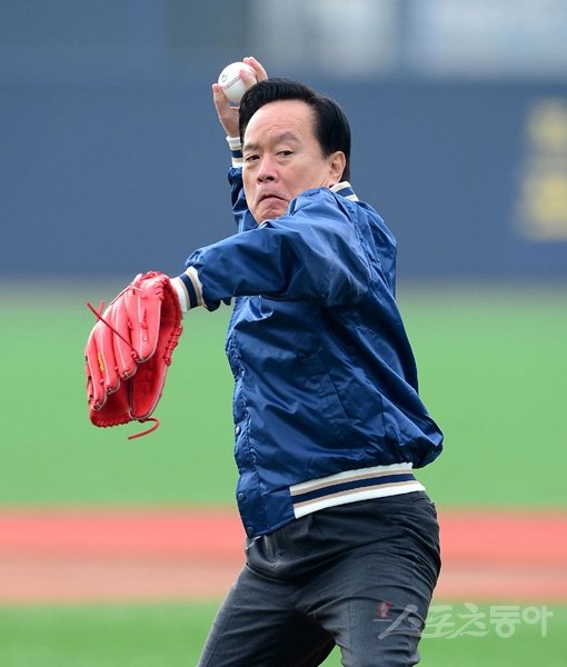 5일 포항구장에서 개막한 2013 야구대제전에서 대한야구협회 이병석 회장(국회부의장)이 시구를 하고 있다. 야구사랑으로 유명한 이 회장은 아마추어야구 발전을 위한 혁신적 방안들로 많은 박수를 받고 있다. 이번 대회 역시 이 회장의 아이디어에서 출발했다. 포항|김민성 기자 marineboy@donga.com 트위터@bluemarine007