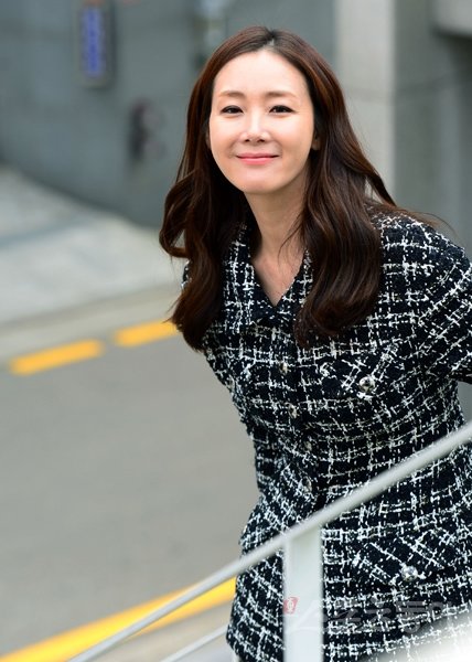 SBS 드라마 ‘수상한 가정부’에서 연기의 새로운 재미를 찾았다는 최지우. 그녀는 주변의 불안과 우려를 뛰어넘은 성취감을 깨달았다. 김민성 기자 marine@donga.com 트위터 @bluemarine