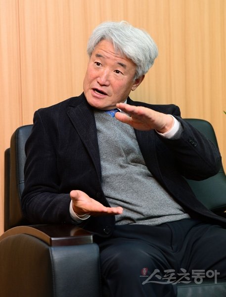 강원도 화천군 정갑철 군수가 스포츠동아와의 인터뷰에서 ‘2013 한국실업연맹 회장기 실업배드민턴선수권대회’를 유치한 의미에 대해 열정적으로 설명하고 있다. 화천|김종원 기자