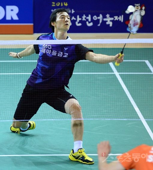 9일 강원도 화천체육관에서 열린 2013 한국실업연맹 회장기 실업배드민턴 대회 남자 단식결승에서 승리한 MG새마을금고 이현일이 상대 공격을 받아내고 있다. 화천|김종원 기자 won@donga.com 트위터@beanjjun