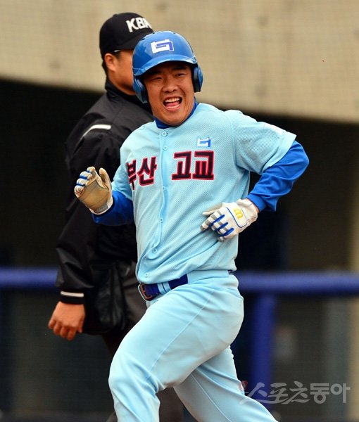 부산고 출신인 정근우가 9일 포항구장에서 열린 2013 야구대제전 8강전 대구고전에서 득점에 성공하고 있다. 정근우는 FA 대박 계약 후 첫 야구장 나들이라 시선을 모았다. 포항|박화용 기자 inphoto@donga.com 트위터 @seven7sola