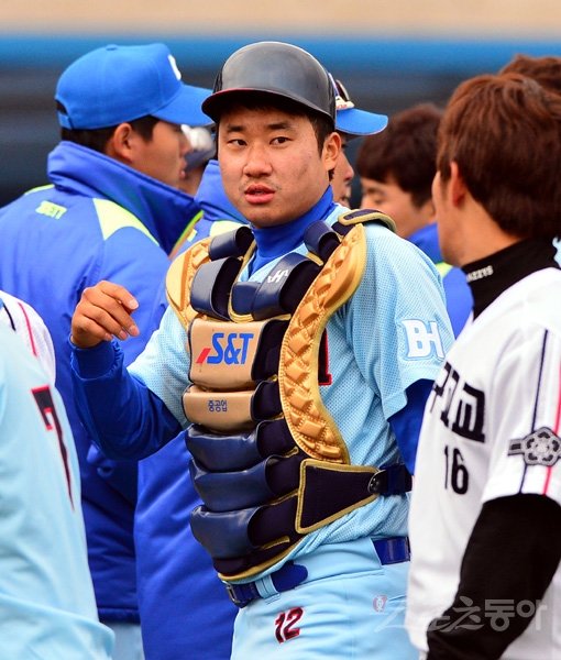 프로현역 및 은퇴 선수와 아마추어 선수들이 함께한 2013 야구대제전이 9일 오전 포항 야구장에서 열렸다. 부산고와 대구고의 8강전 경기에서 부산고가 10-6으로 역전을 거두며 4강에 진출했다. 경기종료 후 부산고 김태군(NC)이 정주현과 인사를 하고 있다.
포항｜박화용 기자 inphoto@donga.com 트위터 @seven7sola