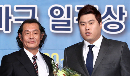 ‘불사조’ 박철순(왼쪽)과 ‘괴물’ 류현진이 만났다. LA 다저스 류현진이 9일 리베라호텔에서 열린 일구대상에서 특별공로상을 받은 뒤 시상자인 박철순과 기념촬영을 했다. 사진제공｜스포츠코리아