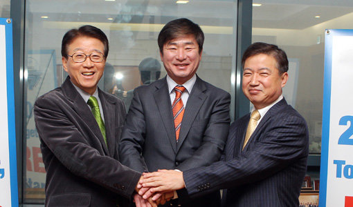 삼성 류중일 감독(가운데)이 9일 서울 삼성 라이온즈 사무실에서 역대 프로스포츠 감독 최초로 연봉 5억 시대를 여는 3년 계약을 한 뒤 김인 사장(왼쪽), 송삼봉 단장과 환하게 웃고 있다. 사진제공|스포츠코리아