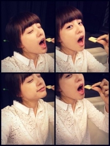 김지원 과자 셀카