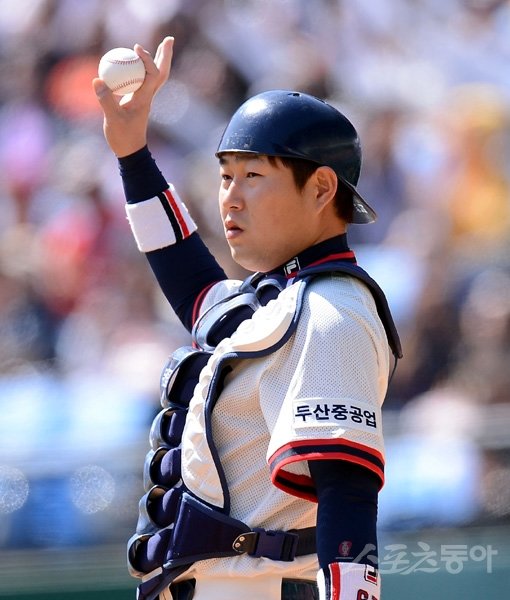 두산 포수 양의지가 내년 연봉 2억원에 재계약했다. 올 시즌 부진에 시달렸던 양의지는 구단의 대우에 만족감과 함께 감사의 뜻을 나타냈다. 스포츠동아DB