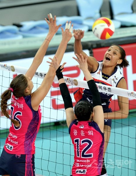 인삼공사 외국인 선수 조이스(오른쪽)가 15일 흥국생명과 경기에서 상대 블로킹 벽을 피해 스파이크를 날리고 있다. 인천|김민성 기자 marineboy@donga.com 트위터 @bluemarine007