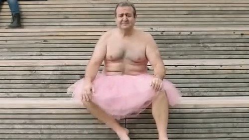 핑크 발레복 입은 남자. 사진=유튜브 영상 캡처.