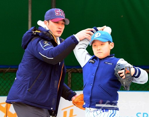 ‘돌부처’가 ‘기부천사’가 됐다. 한신 오승환(왼쪽)이 16일 서울 삼성동 경기고에서 열린 재능기부 사회공헌활동 ‘드램캠프’에서 한 학생선수에게 원포인트레슨을 실시하고 있다. 그는 13일 일본 오사카에서 열린 한신 입단식에서도 “동일본 대지진 피해 지역에 기부하고 싶다”고 밝히며 훈훈한 감동을 줬다. 박화용 기자 inphoto@donga.com 트위터@seven7sola