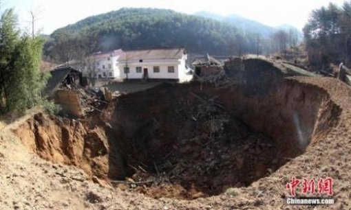 ‘60m 초대형 싱크홀’