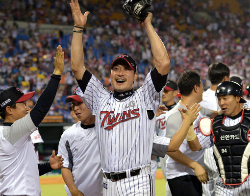 11년 만에 가을잔치에 참가한 LG 선수단의 겨울은 훈훈하다. 아직은 공식발표 없이 조용하지만, 연봉이 전년 대비 100% 이상 오르는 선수들도 많이 나올 것으로 보인다. 스포츠동아DB