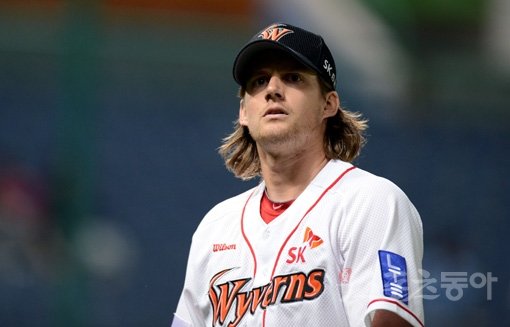 2013년 SK 소속으로 한국프로야구 다승 공동 1위(14승)를 차지한 크리스 세든이 결국 요미우리에 입단한다. 일본은 외국인선수 보유한도가 없어 다수의 외국인선수를 수집하는데, 한국에서 숙성된 선수는 몸값 대비 성공 가능성이 높다. 성적만 올린다면 대박이 보장되기 때문에 선수 입장에서도 일본 무대는 매력적이다. 스포츠동아DB