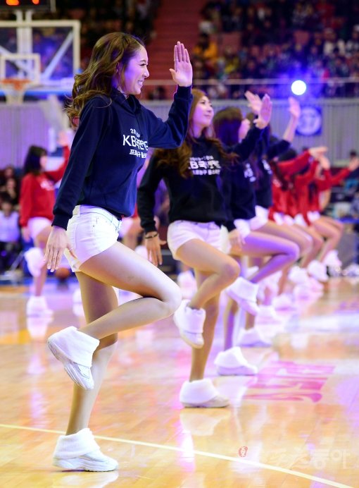 22일 오후 서울 잠실실내체육관에서 열린 '2013-2014 KB국민카드 올스타전' 매직팀과 드림팀의 경기에서 치어리더가 화려한 공연을 선보이고 있다. 잠실 | 김민성 기자 marineboy@donga.com 트위터 @bluemarine007