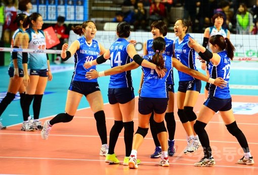 IBK기업은행 선수들이 22일 화성체육관에서 열린 GS칼텍스와 프로배구 여자부 경기에서 3-0으로 승리해 크리스마스 외박 선물을 받게 되자 기뻐하고 있다. 화성｜박화용 기자 inphoto@donga.com 트위터@seven7sola