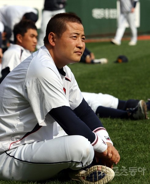 초유의 사태가 터졌다. 그동안 소문만 무성했던 프로야구 이면계약의 실체가 최초로 확인됐다. 두산과 이혜천은 3년 전 규약을 어기고 맺은 이면 계약 이행을 놓고 크게 마찰 중이다. 스포츠동아DB