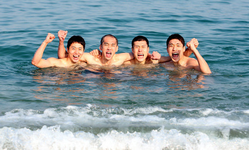 12월30일 강릉 경포대 앞바다에 뛰어든 한국전력 3명의 세터와 코치. 왼쪽부터 김정석, 김철수 코치, 김영래, 양준식. 사진제공|한국전력배구단