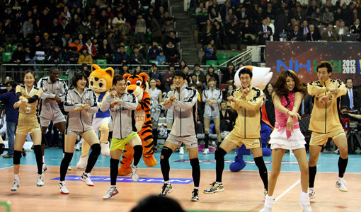 2013∼2014 프로배구 V리그 올스타전이 19일 수원실내체육관에서 열린다. 다채로운 이벤트가 배구 팬들에게 즐거움을 선사할 전망이다. 작년 올스타전에서 남녀부 선수들이 한데 어울려 가수 싸이의 말춤을 추고 있다. 스포츠동아DB