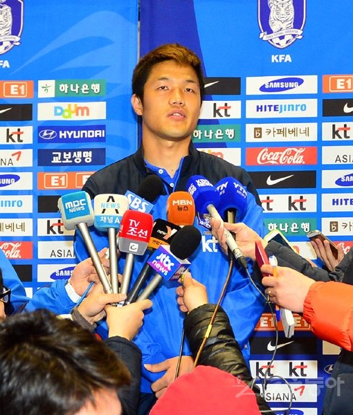 대표팀 강화훈련에 참여했던 골키퍼 정성룡은 소속 팀 수원의 양해를 얻어 짧은 휴식에 들어갔다. 3일 인천국제공항 입국장에서 인터뷰하는 정성룡. 인천국제공항｜박화용 기자 inphoto@donga.com 트위터 @seven7sola