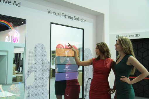 LG전자가 상업용 디스플레이 전시회 ‘ISE’에 출품한 ‘LG보드’는 의류 매장에서 옷을 입어보지 않고도 착용한 모습을 확인할 수 있도록 해준다. 사진제공｜LG전자