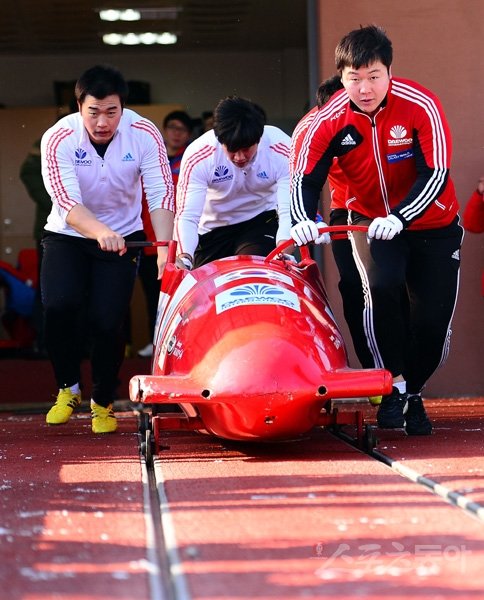 지난달 27일 강원도 평창군 용평리조트 그린피아 콘도 골드홀에서 열린 2014소치동계올림픽 봅슬레이·스켈레톤국가대표 미디어데이에서 대표선수들이 공개 훈련을 하고 있다. 봅슬레이는 이변이 많다. 대표선수들은 소치동계올림픽에서 유쾌한 반란을 꿈꾸고 있다. 평창|김종원 기자 won@donga.com 트위터@beanjjun