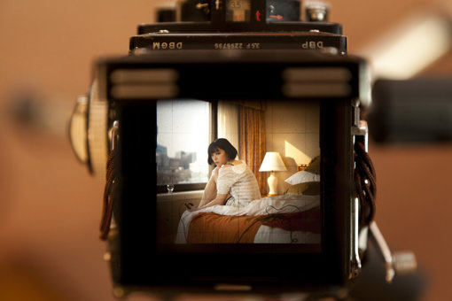 침대에 걸터앉아 묘한 분위기를 뿜어내는 가인의 모습. ‘퇴폐적 섹시미’의 싸늘하면서도 고급스러움이 묻어난다. 사진제공｜에이팝엔터테인먼트