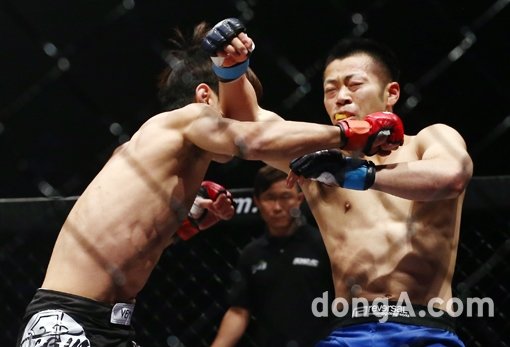 윤형빈과 타카야 츠쿠다가 9일 오후 서울 송파구 올림픽공원 올림픽홀에서 열린 로드FC 014 대회에서 멋진 대결을 펼치고 있다. 동아닷컴 방지영 기자 doruro@donga.com