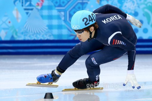 신다운(21)이 10일(한국시간) 러시아 소치 아이스버그 스케이팅 팰리스에서 열린 2014 소치 동계올림픽 쇼트트랙 남자 1500m에서 역주를 펼치고 있다. 사진=GettyImages/멀티비츠