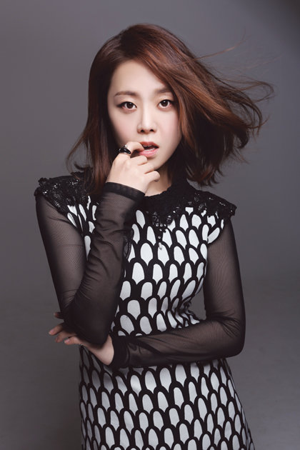 이예준은 눈물이 많다. TV에 소개되는 슬픈 사연에 울고, 슬픈 노래를 들으며 또 운다. 옆사람이 울면 같이 우는 ‘눈물공주’다. “많이 울 줄 아는 사람이 좋다”는 이예준은 “사람을 울리는 노래를 하고 싶다”고 했다. 사진제공|유니버설뮤직코리아