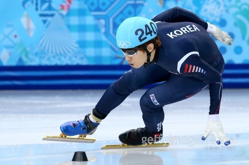 이한빈이 10일(한국시간) 러시아 소치 아이스버그 스케이팅 팰리스에서 열린 2014 소치 동계올림픽 쇼트트랙 남자 1500m에서 역주를 펼치고 있다. 사진=GettyImages/멀티비츠