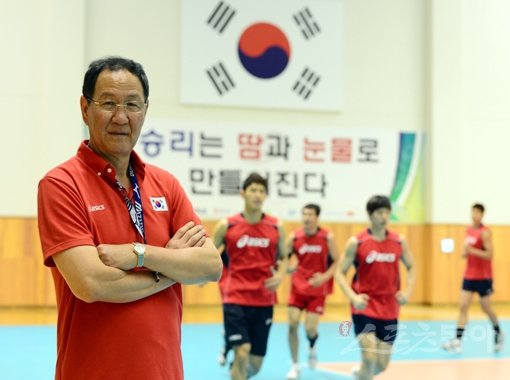 2014인천아시안게임 남자배구대표팀 사령탑을 맡은 박기원 감독은 “병역 여부와 관계없이 최고의 기량을 가지고 몸 상태가 좋은 선수를 선발하는 것이 원칙”이라고 강조했다. 지난해 충북 진천 국가대표 선수촌에서 선수들과 함께 훈련하고 있는 박 감독. 스포츠동아DB