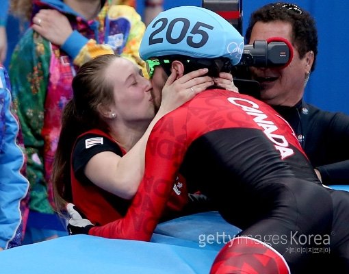 캐나다의 샤를 아믈랭(오른쪽)이 10일(한국시간) 벌어진 2014소치동계올림픽 쇼트트랙 남자 1500m 결승에서 1위를 차지한 뒤 경기를 지켜보던 연인 마리안 생젤라에게 달려가 키스하고 있다. 사진=GettyImages/멀티비츠