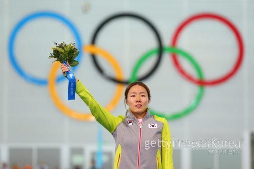 이상화(25·서울시청)가 12일(한국시간) 러시아 소치의 아들레르 아레나에서 열린 2014 소치 동계올림픽 스피드스케이팅 여자 500m에서 금메달을 따낸 뒤 플라워 세리머니 때 환호하고 있다. 사진=GettyImages/멀티비츠