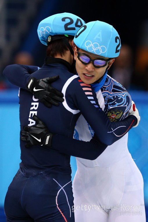 신다운과 포옹을 나누는 안현수. 사진=GettyImages/멀티비츠