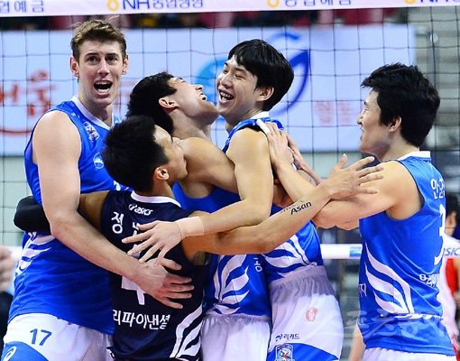 V리그 남자부 우리카드 선수들이 16일 구미 박정희체육관에서 열린 LIG손보와 원정경기에서 완승을 거둔 뒤 기뻐하고 있다. 구미｜김종원 기자 won@donga.com 트위터 @beanjjun