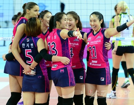 흥국생명 류화석 감독은 넥타이를 바꿔보며 연패 탈출에 애를 썼지만 벤치에 앉아 침착함을 유지했던 11일 현대건설과 경기에서 마침내 10연패를 끊었다. 선수들이 함께 모여 기뻐하는 모습. 인천｜김민성 기자 marineboy@donga.com 트위터 @bluemarine007