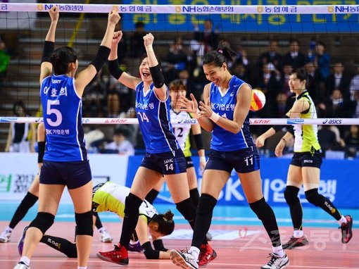 정규리그 우승이 보인다. 기업은행 선수들이 25일 현대건설과 경기에서 4세트 카리나(앞줄 오른쪽)의 블로킹으로 득점한 뒤 환호하고 있다. 기업은행은 승점 1점만 보태면 자력 우승이다. 화성｜김종원 기자 won@donga.com트위터@beanjjun