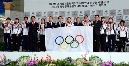 이제 평창이다. 25일 인천국제공항에서 열린 2014소치동계올림픽 한국 선수단 해단식에서 김연아를 비롯한 대표선수들이 김진선 평창동계올림픽 조직위원장, 유진룡 문화체육관광부 장관과 함께 오륜기를 들고 4년 뒤 성공적인 대회 개최를 기원하고 있다. 인천국제공항｜김민성 기자 marineboy@donga.com 트위터 @bluemarine