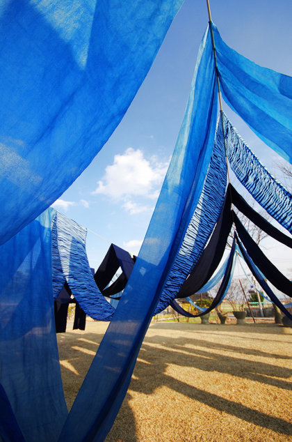 이번 봄에는 전국 각지 명인들의 숨결을 느끼며 따뜻한 날씨를 만끽해보는 것은 어떨까. 전남 나주시 다시면에서 감상할 수 있는 쪽물을 들인 아름다운 천의 색감. 사진제공｜한국관광공사