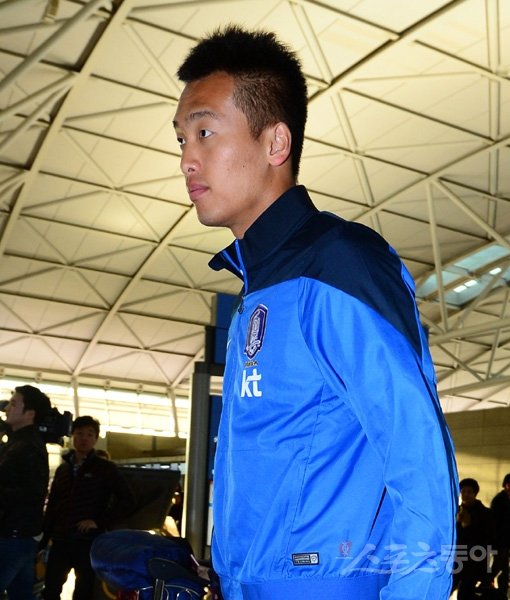 대표팀 공격수 김신욱은 강력한 포지션 경쟁자인 박주영의 등장을 오히려 반기고 있다. 2일 인천국제공항을 통해 그리스로 출국하는 모습. 인천국제공항｜김민성 기자 marineboy@donga.com 트위터 @bluemarine007