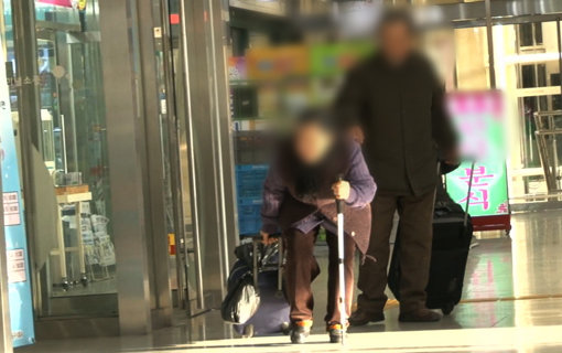 큰며느리의 버림으로 시외버스터미널을 전전하고 있는 노부부. 이들은 왜 이곳을 떠나지 못하는 것일까. 사진제공｜채널A