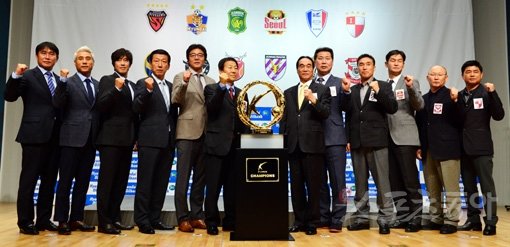 올 시즌 정상에서 웃을 감독은 누구일까. 3일 서울 신문로 아산정책연구원에서 열린 프로축구 K리그 클래식(1부 리그) 미디어데이에서 12개 구단 감독들이 우승 트로피 앞에서 포즈를 취하고 있다. 사령탑들은 최강희 감독(왼쪽에서 4번째)의 전북 현대를 가장 강력한 우승후보로 꼽았다. 박화용 기자 inphoto@donga.com 트위터@seven7sola