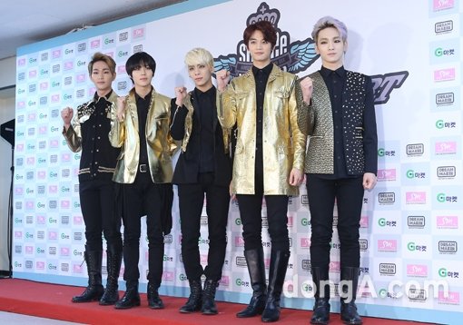 그룹 샤이니가 9일 오후 서울 송파구 올림픽공원 체조경기장에서 열린 샤이니 세번째 단독 콘서트 ‘SHINee WORLD Ⅲ in SEOUL3’기자회견에서 포토타임을 하고 있다. 동아닷컴 방지영 기자 doruro@donga.com