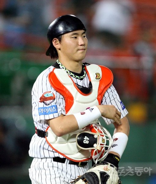 롯데 장성우는 “타 팀에선 주전급 포수”라는 평가를 받지만, 롯데에선 ‘국가대표 포수’ 강민호의 그늘에 가려있었다. 경찰청 복무 기간 동안 한층 업그레이드된 장성우는 9일 시범경기 마산 NC전에 선발 출전하며 복귀를 신고했다. 스포츠동아DB