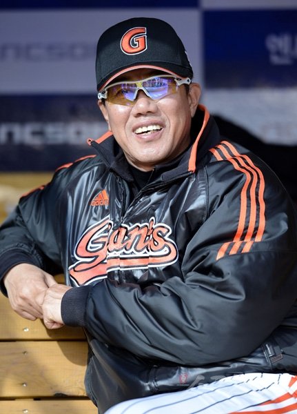 롯데는 투타에 걸쳐 전력을 대폭 보강하면서 새 시즌 희망을 불러일으키고 있다. 그러나 김시진 롯데 감독은 “급하게 덤비지 않겠다”며 신중한 자세를 보이고 있다. 스포츠동아DB