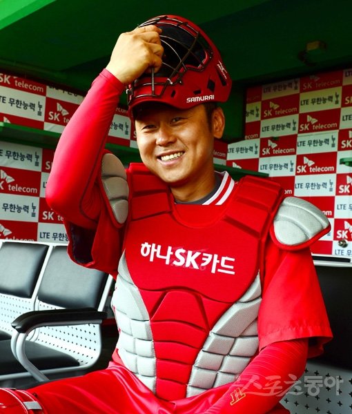 SK 박경완 2군 감독이 팀 역사상 최초 영구결번의 주인공이 됐다. 통산기록, 팀 기여도, 상징성과 팬 정서 등을 종합적으로 고려한 결과다. 지난해 10월 현역에서 은퇴한 박 감독은 ‘코치 과정 없이 곧바로 사령탑 임명’ 등 파격적 조건으로 2군 지휘봉을 잡았다. 스포츠동아DB