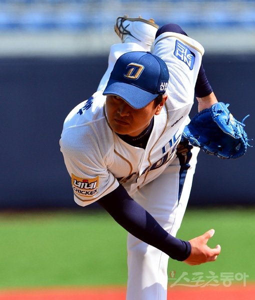 세월이 흘렀지만 왕년의 에이스는 죽지 않았다. NC 박명환이 11일 마산구장에서 열린 시범경기 LG전에 등판해 볼을 던지고 있다. 1이닝 무실점의 쾌투로 부활 가능성을 알렸다. 창원｜박화용 기자