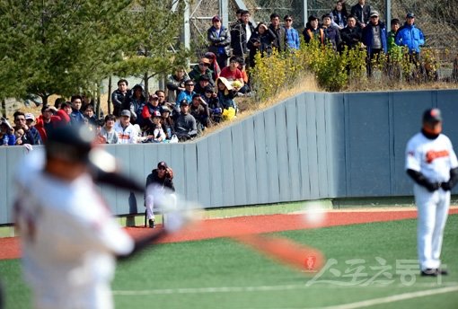 김해 상동구장의 열악한 시설 탓에 부정위타자가 등장하는 웃지못할 해
프닝이 벌어졌다. 11일 두산-롯데의 시범경기가 열린 상동구장을 찾은 야구팬들이 경기를 지켜보고 있다. 김해｜김민성 기자 marineboy@donga.com 트위터 @bluemarine007