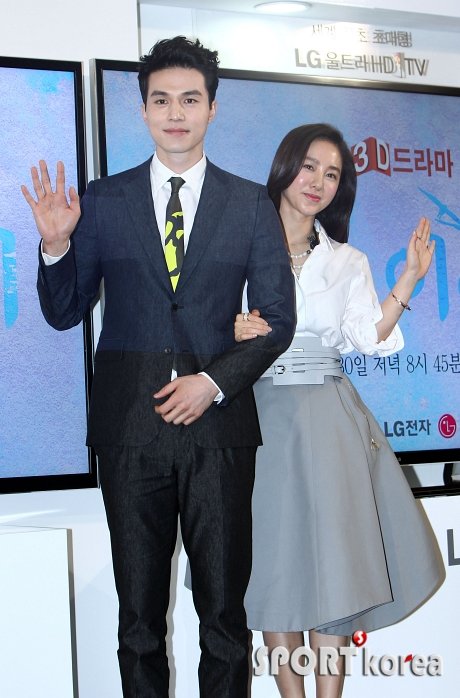 배우 이동욱-박주미(오른쪽). 사진제공｜스포츠코리아